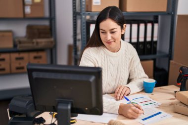 Ofiste çalışan genç bir iş kadını.
