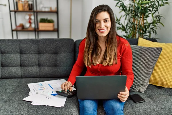 Ung Kvinna Som Använder Laptop Och Miniräknare Arbetar Hemma — Stockfoto