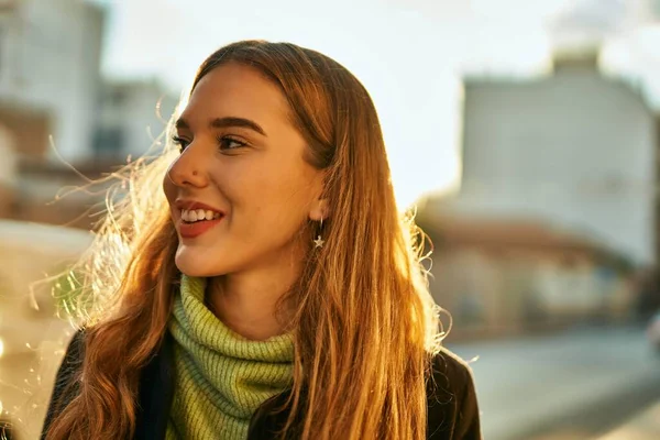 Joven Chica Rubia Sonriendo Feliz Pie Ciudad — Foto de Stock