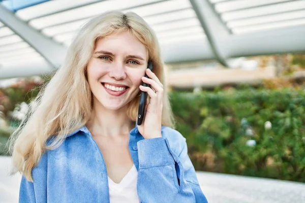 Genç Sarışın Kadın Güneşli Bir Günde Telefonda Konuşuyor — Stok fotoğraf