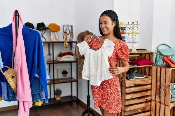 Ung Latinamerikansk Kvinna Ler Säker Hålla Kläder Klädaffär — Stockfoto