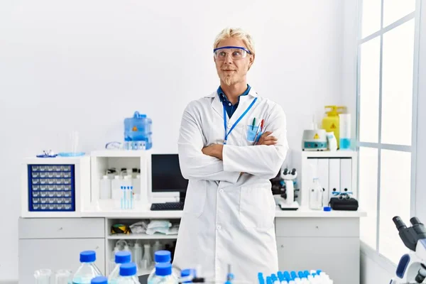 Jovem Caucasiano Vestindo Uniforme Cientista Com Braços Cruzados Gesto Laboratório — Fotografia de Stock
