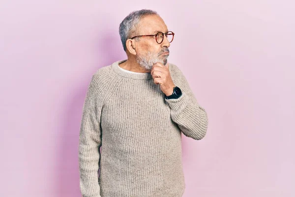 Pohledný Starší Muž Vousy Neformálním Svetru Brýlích Rukou Bradě Přemýšlející — Stock fotografie