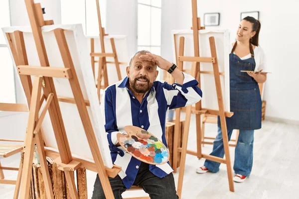 Homem Artista Sênior Estúdio Arte Muito Feliz Sorrindo Olhando Para — Fotografia de Stock