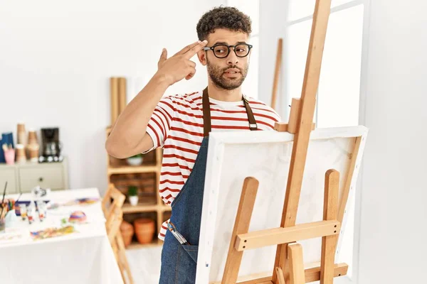 Arabisk Ung Man Vid Konst Studio Skytte Och Döda Sig — Stockfoto