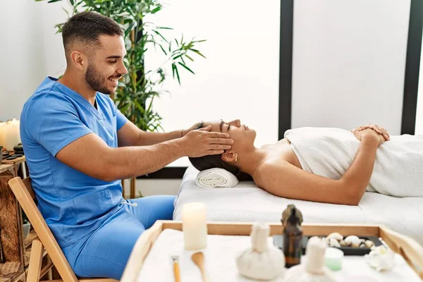 Latein Mann Und Frau Physiotherapie Uniform Bei Reha Sitzung Massieren — Stockfoto