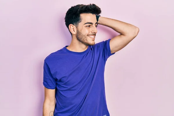 Joven Hombre Hispano Vistiendo Camiseta Casual Sonriendo Confiado Tocando Pelo —  Fotos de Stock