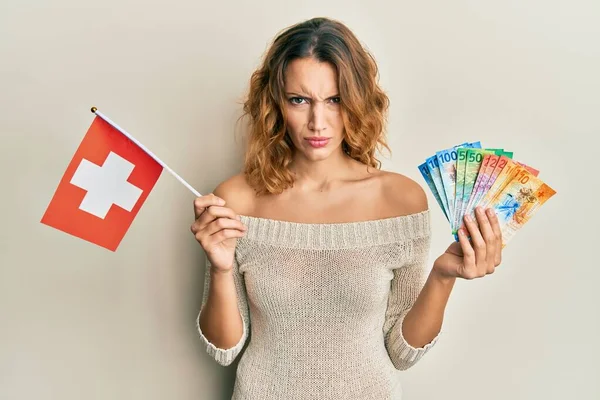 Giovane Donna Caucasica Con Bandiera Svizzera Banconote Franco Scettica Nervosa — Foto Stock