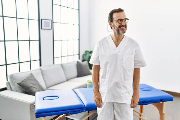 Physiotherapeut Mittleren Alters Der Hause Arbeitet Und Mit Einem Lächeln — Stockfoto