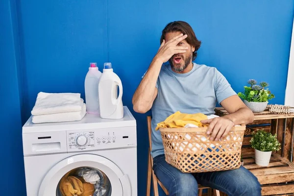 Snygg Medelålders Man Väntar Tvätt Kika Chock Täcker Ansikte Och — Stockfoto