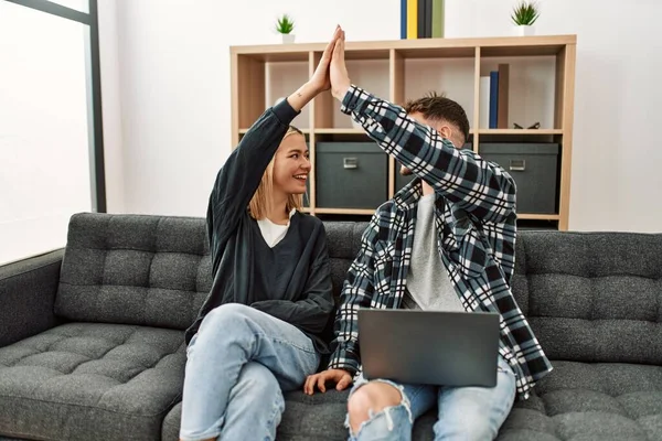 Joven Pareja Caucásica Usando Portátil Cinco Altos Sentados Sofá Casa — Foto de Stock