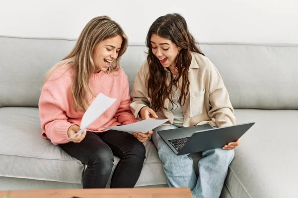 Pareja Joven Controlando Economía Familiar Casa — Foto de Stock