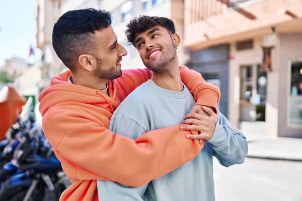 Dois Homens Casal Abraçando Uns Aos Outros Rua — Fotografia de Stock