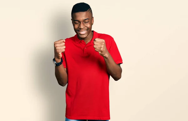 Jovem Afro Americano Vestindo Camisa Vermelha Casual Animado Para Sucesso — Fotografia de Stock