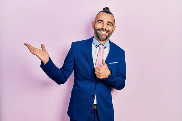 Junger Hispanischer Mann Businessanzug Und Krawatte Zeigt Handfläche Und Macht — Stockfoto