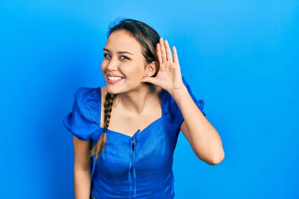 Jovem Hispânica Vestindo Roupas Casuais Sorrindo Com Mão Sobre Ouvido — Fotografia de Stock