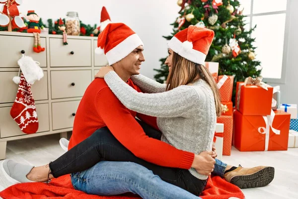 Young Couple Smiling Happy Wearing Christmas Hat Sitting Floor Hugging — Stock Photo, Image