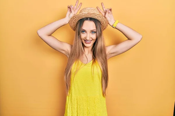Menina Loira Jovem Usando Chapéu Verão Posando Engraçado Louco Com — Fotografia de Stock