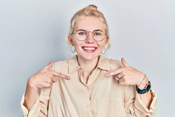 Mooie Blanke Vrouw Met Blond Haar Met Casual Look Bril — Stockfoto