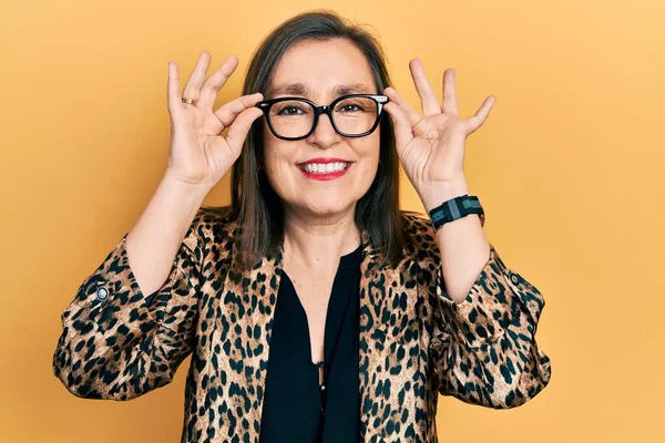 Mulher Hispânica Meia Idade Vestindo Roupas Negócios Segurando Óculos Sorrindo — Fotografia de Stock
