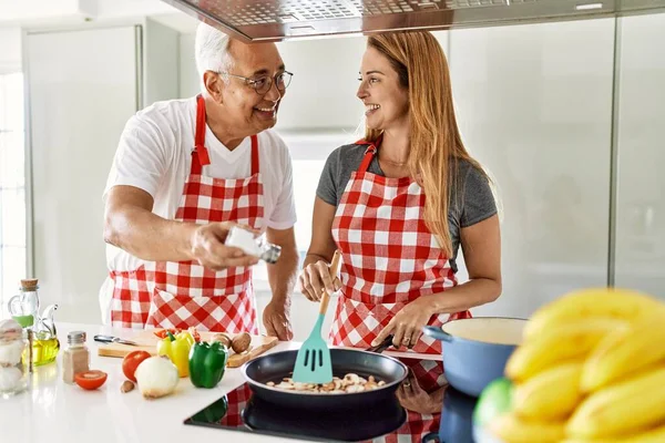 Middelbare Leeftijd Hispanic Paar Glimlachen Gelukkig Koken Keuken — Stockfoto
