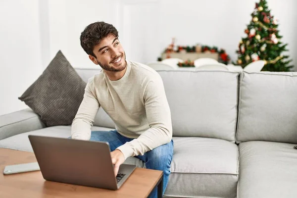 Joven Hombre Hispano Sonriendo Feliz Sentado Sofá Usando Portátil Casa — Foto de Stock