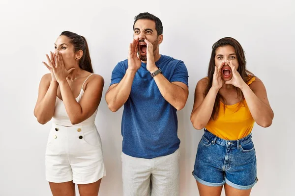 Grupp Unga Latinamerikaner Står Över Isolerad Bakgrund Skriker Arg Högt — Stockfoto