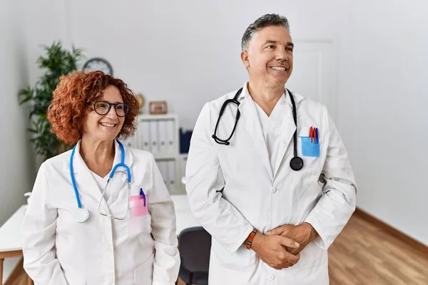 Zwei Ärzte Mittleren Alters Der Klinik Die Mit Einem Lächeln — Stockfoto