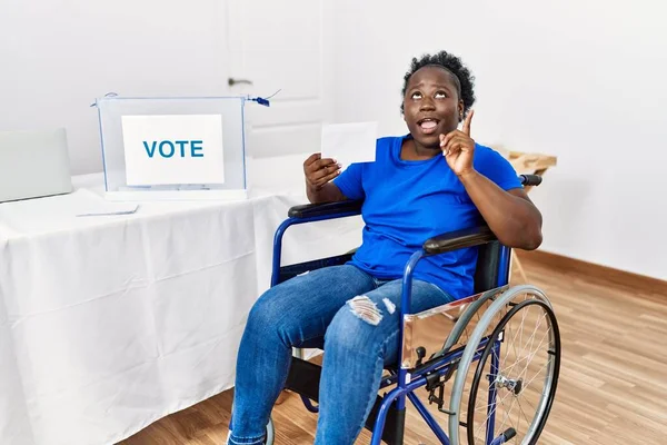 Mujer Africana Joven Sentada Silla Ruedas Votando Poniendo Sobre Las —  Fotos de Stock