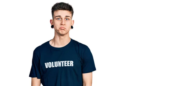 Jonge Blanke Jongen Met Oorverwijding Draagt Vrijwillig Shirt Depressief Maak — Stockfoto