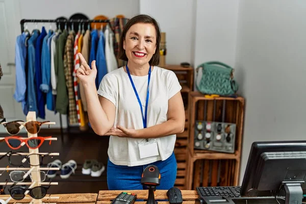 Gyönyörű Középkorú Spanyol Aki Üzletvezetőként Dolgozik Kiskereskedelmi Butikban Nagy Mosollyal — Stock Fotó