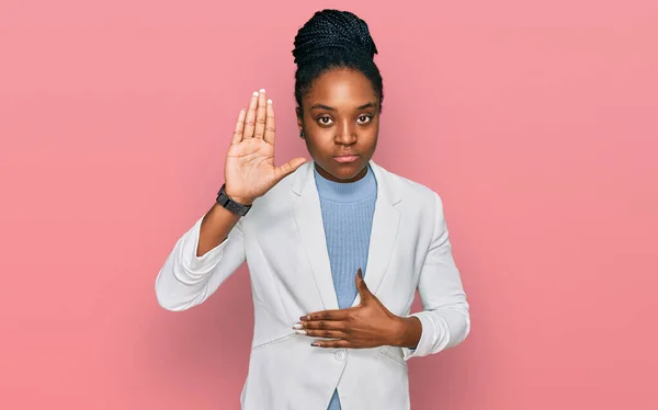 Ung Afrikansk Amerikansk Kvinna Bär Affärskläder Svär Med Handen Bröstet — Stockfoto