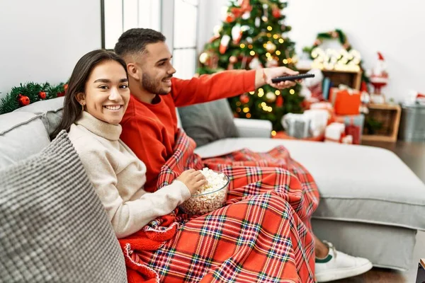 Jong Hispanic Paar Kijken Film Zitten Bank Door Kerstboom Thuis — Stockfoto