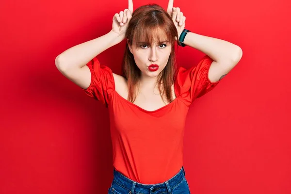 Ruiva Jovem Mulher Vestindo Casual Camiseta Vermelha Fazendo Gesto Engraçado — Fotografia de Stock