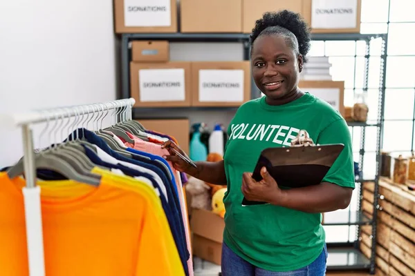 Young African American Woman Wearing Volunteer Uniform Holding Clipboard Working — Stock Photo, Image