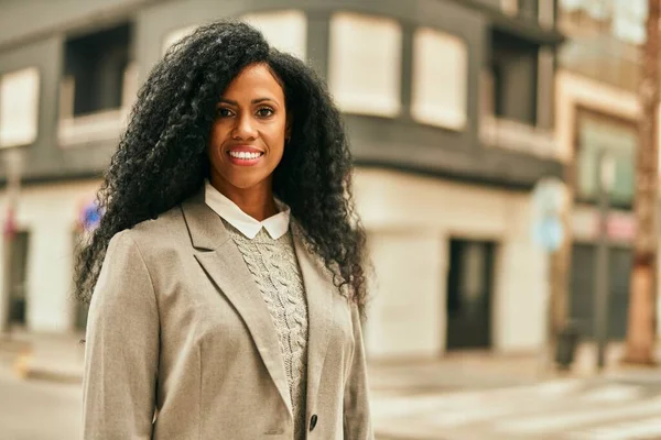 Mujer Negocios Afroamericana Mediana Edad Sonriendo Feliz Pie Ciudad — Foto de Stock