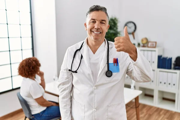 Médico Meia Idade Clínica Com Paciente Fazendo Polegares Felizes Gesto — Fotografia de Stock