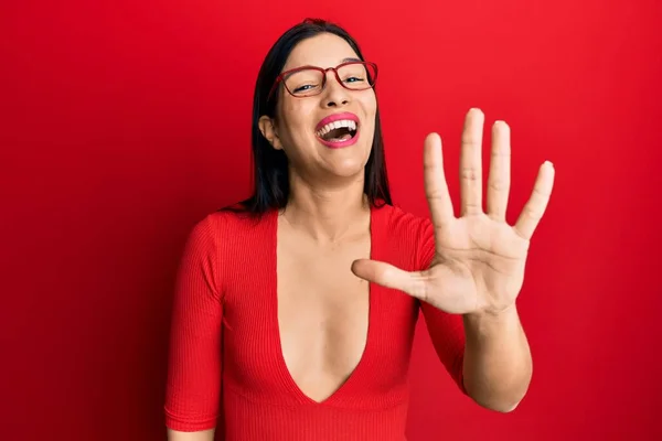 Mujer Latina Joven Usando Ropa Casual Gafas Que Muestran Señalan — Foto de Stock