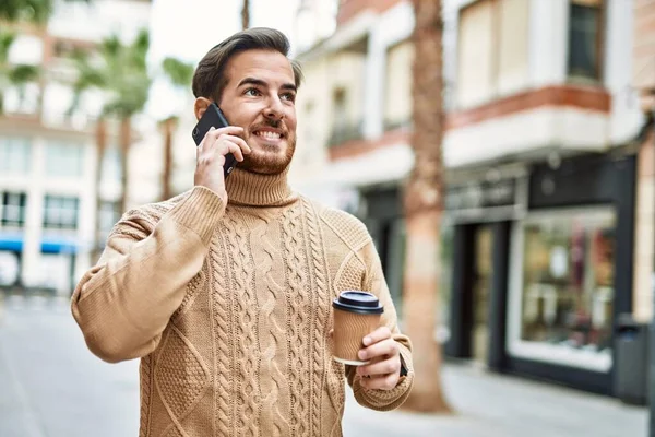 Νεαρός Καυκάσιος Άνδρας Μιλάει Στο Smartphone Πίνοντας Καφέ Στην Πόλη — Φωτογραφία Αρχείου