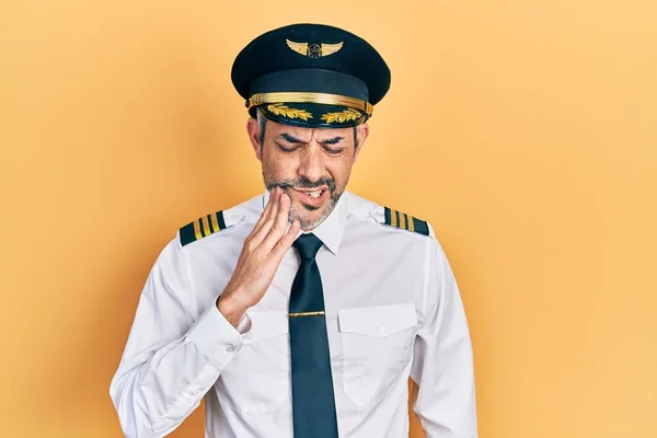 Jóképű Középkorú Férfi Ősz Hajjal Repülőpilóta Egyenruhát Visel Kéz Kézben — Stock Fotó
