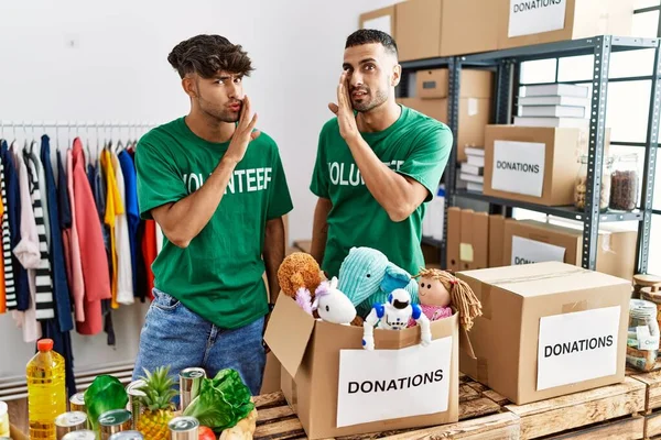 Joven Pareja Gay Vistiendo Camiseta Voluntaria Donaciones Pie Mano Boca —  Fotos de Stock