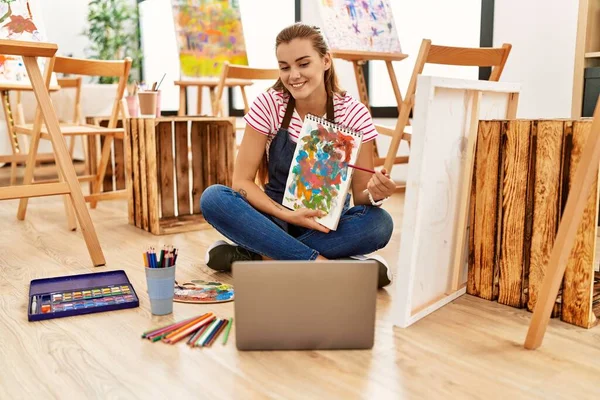 年轻女子面带微笑 自信地在艺术工作室上了在线绘画课 — 图库照片