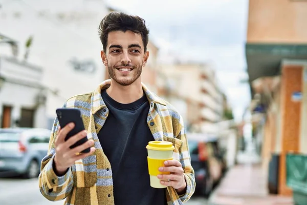 英俊的惊慌失措的男人在城市里用智能手机开心而自信地微笑 — 图库照片