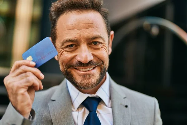 Hombre Negocios Mediana Edad Sonriendo Feliz Celebración Tarjeta Crédito Ciudad —  Fotos de Stock