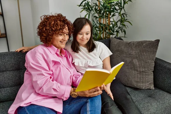 Madura Madre Abajo Síndrome Hija Casa Leyendo Libro — Foto de Stock