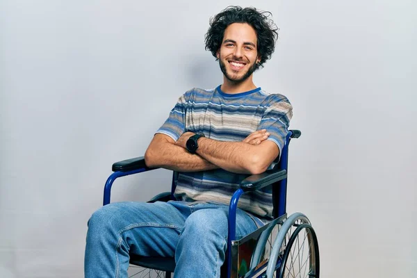 Tekerlekli Sandalyede Oturan Yakışıklı Mutlu Kollarını Kavuşturup Kameraya Bakan Adam — Stok fotoğraf