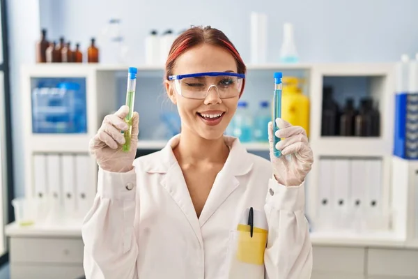 Laboratuvarda Çalışan Beyaz Bir Kadın Elinde Numunelerle Kameraya Seksi Bir — Stok fotoğraf