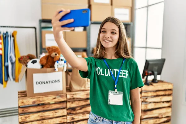 Adorable Chica Con Uniforme Voluntario Hacer Selfie Por Teléfono Inteligente —  Fotos de Stock