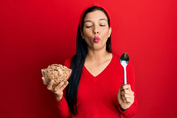 Jovem Mulher Latina Segurando Flocos Milho Colher Fazendo Cara Peixe — Fotografia de Stock