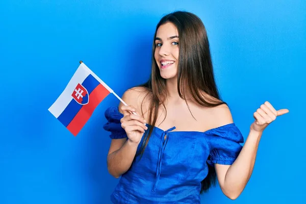 Slovakya Bayrağı Taşıyan Genç Esmer Kız Başparmağını Yana Kaldırmış Ağzı — Stok fotoğraf